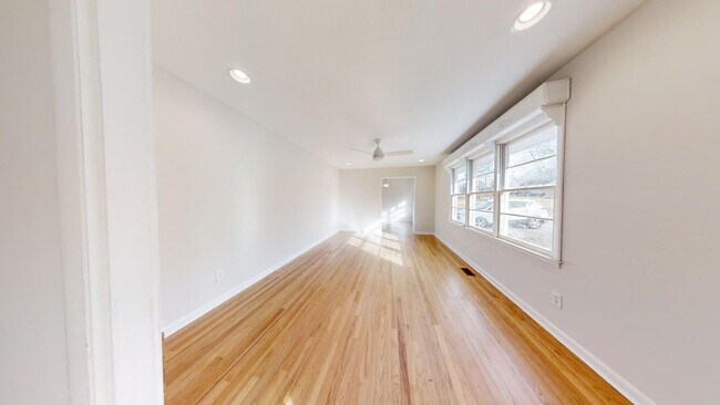 Building Photo - Cute one level home inside the Loop