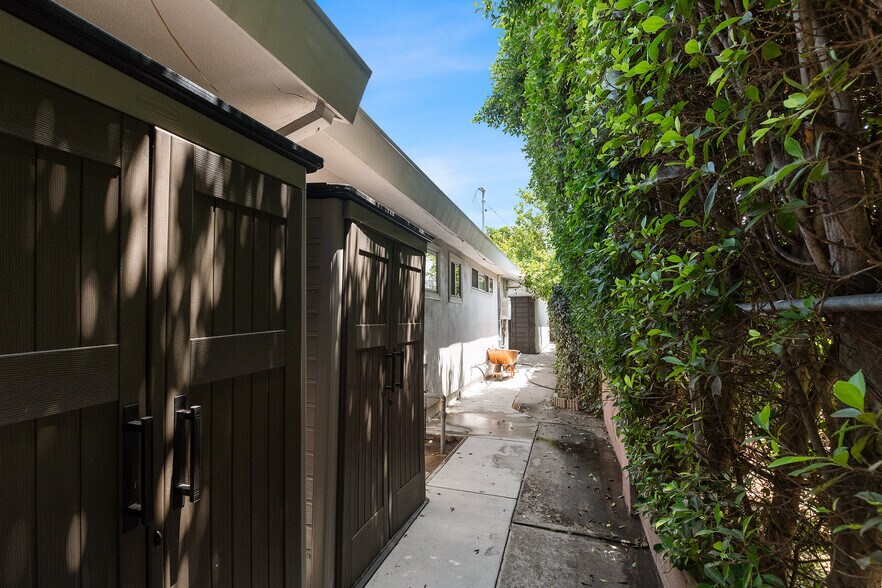 Building Photo - 8016 Crosnoe Ave