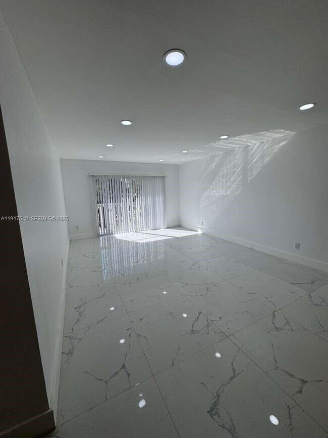 Building Photo - 15201 NE 6th Ave