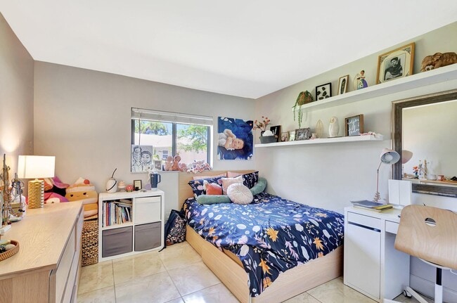 Building Photo - 932 Evergreen Dr