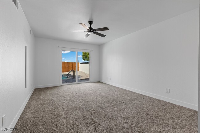 Building Photo - 4092 Ridgewood Ave
