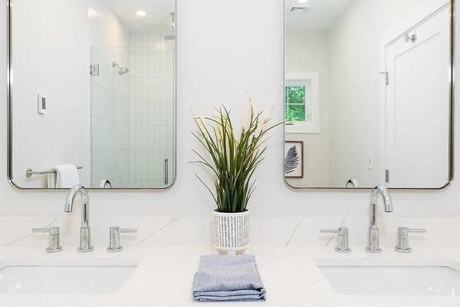 Building Photo - 35 John St