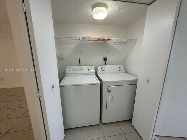 Building Photo - 2651 SE 19th Ct