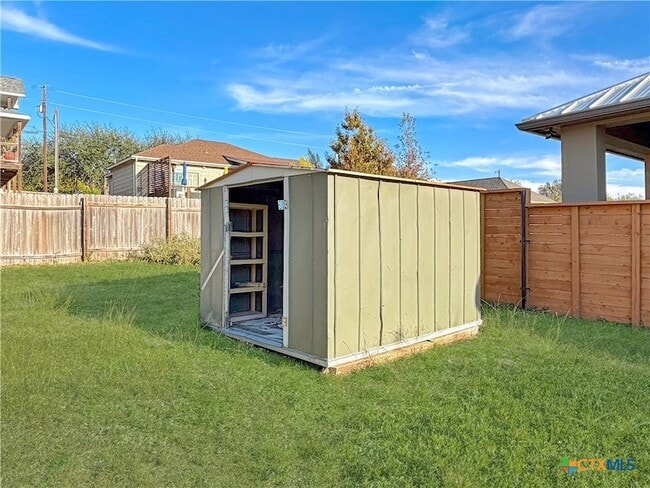 Building Photo - 1616 Lonesome