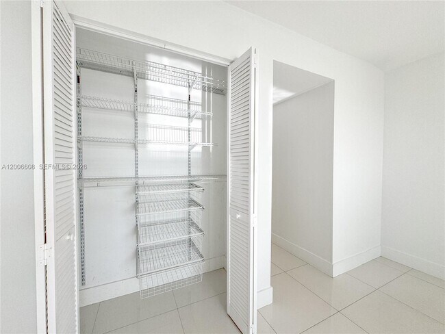 Building Photo - 210 Seaview Dr