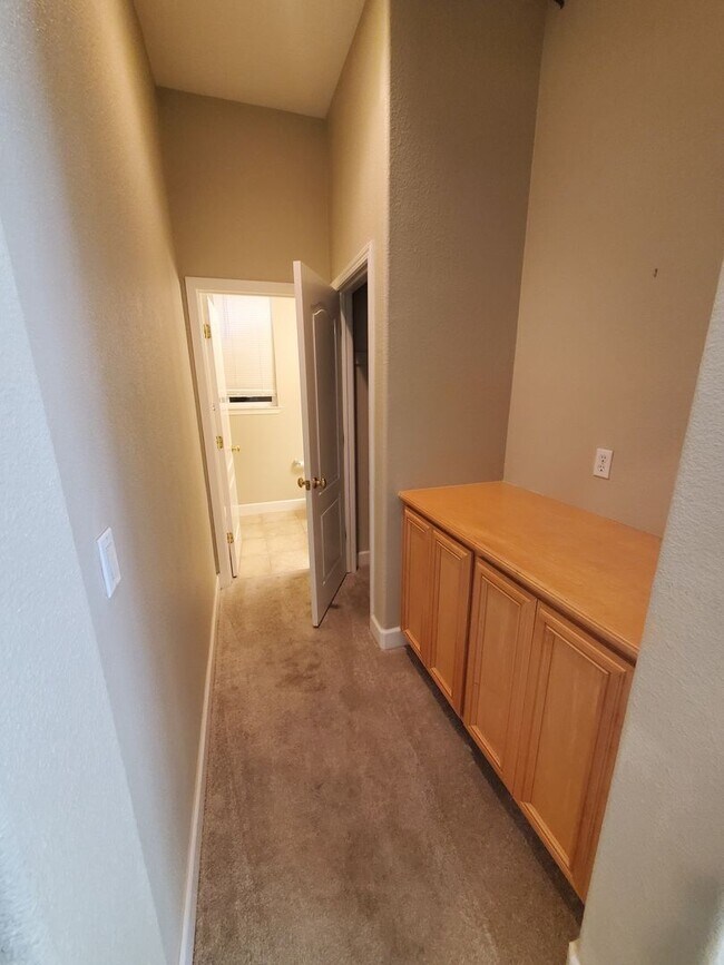 Building Photo - STUNNING SPACIOUS 5 BEDROOM HOME IN CONCOR...