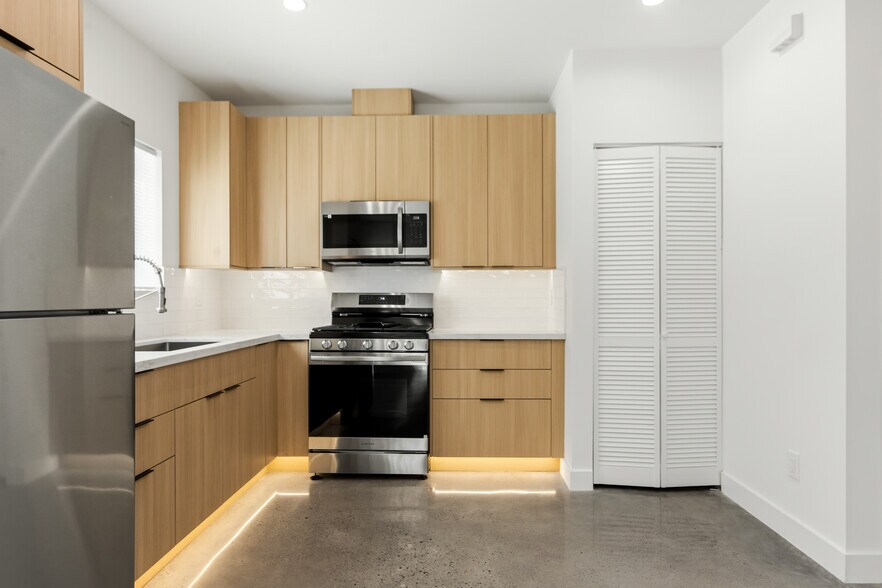 Building Photo - 7314 Fallbrook Ave