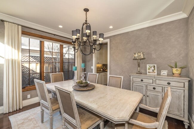 Building Photo - 5 Bed, 4.5 Bath Executive Home w/ Designer...