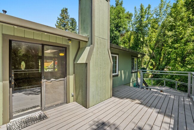 Building Photo - 475 Riverview Dr