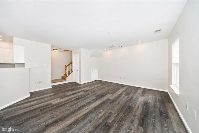 Building Photo - 4960 Clarendon Terrace