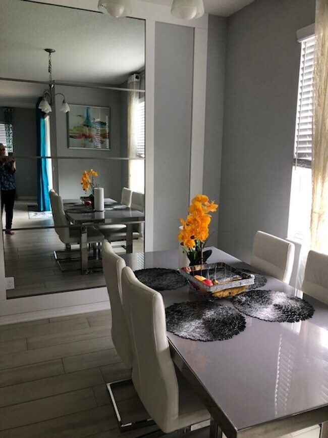 Building Photo - PRATICALLY BRAND NEW HOME IN GATED COMMUNITY!