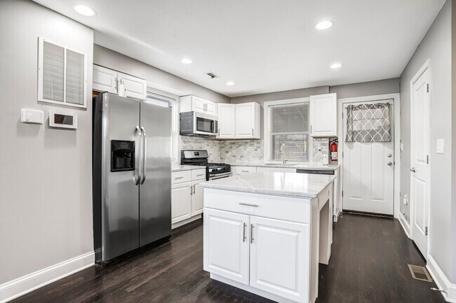 Building Photo - 812 Burns St SE