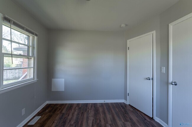 Building Photo - 712 Marion Dr