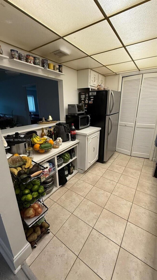 Building Photo - 140 Lakeview Dr