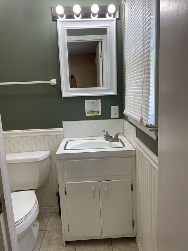 Building Photo - 3 BED, 2 BATH BRICK HOME LOCATED IN COUNTR...