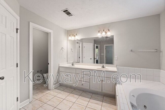 Building Photo - 633 Ventana Dr