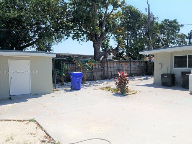 Building Photo - 801 NW 30th Pl
