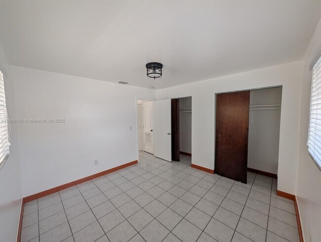 Building Photo - 1551 NE 8th St