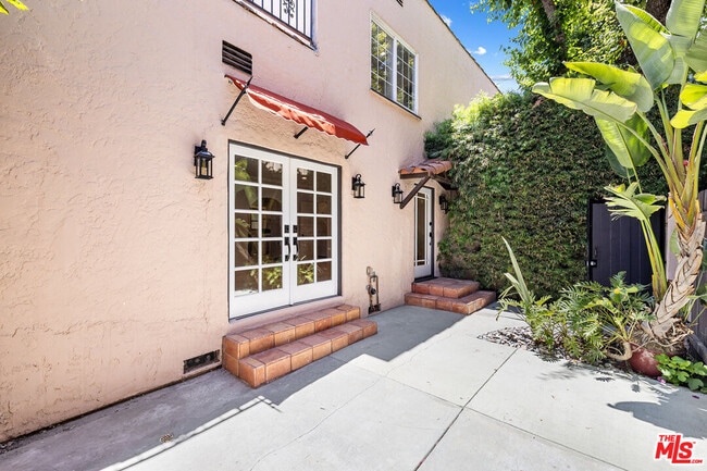 Building Photo - 839 Westmount Dr