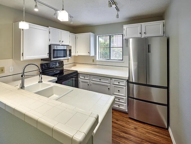 Building Photo - 4000 Carman Dr