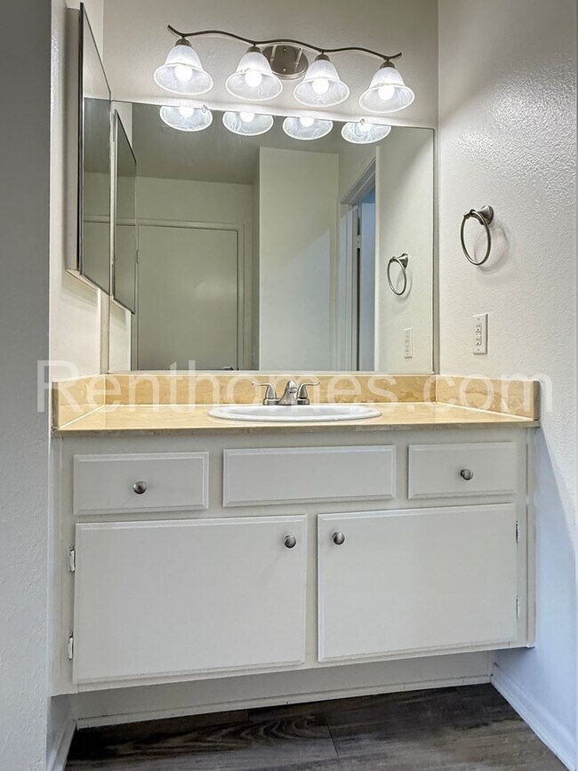 Building Photo - 2425 Cranston Dr
