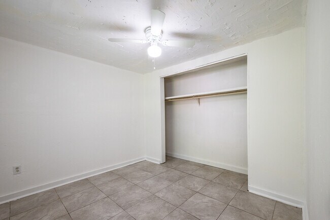 Building Photo - 1094 N Lakewood Ave