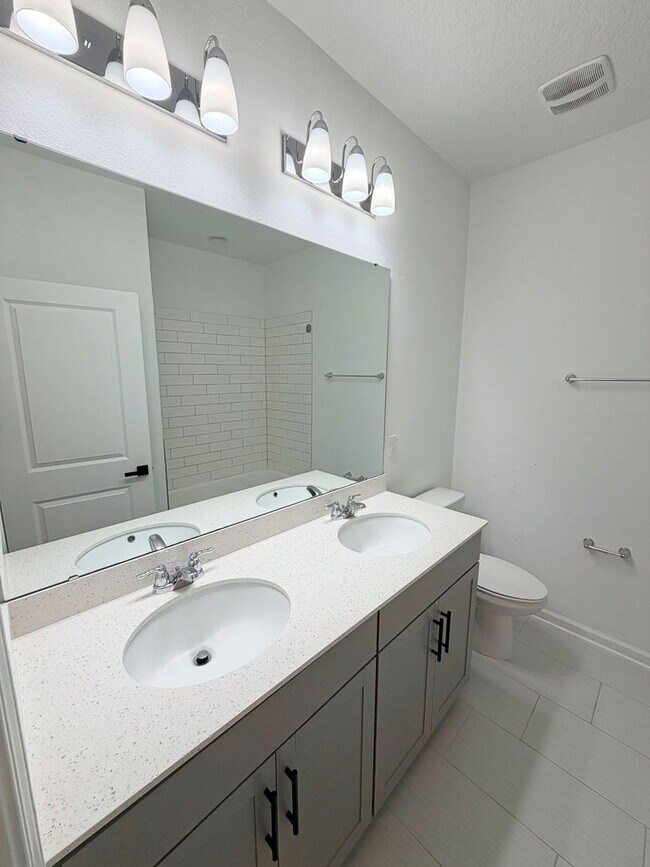 Building Photo - Beautiful 3 Bedroom, 2.5 Bathroom Townhome + Loft in Gated SilverLeaf Community