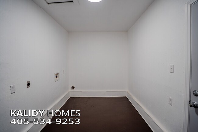 Building Photo - 413 Winding Ln