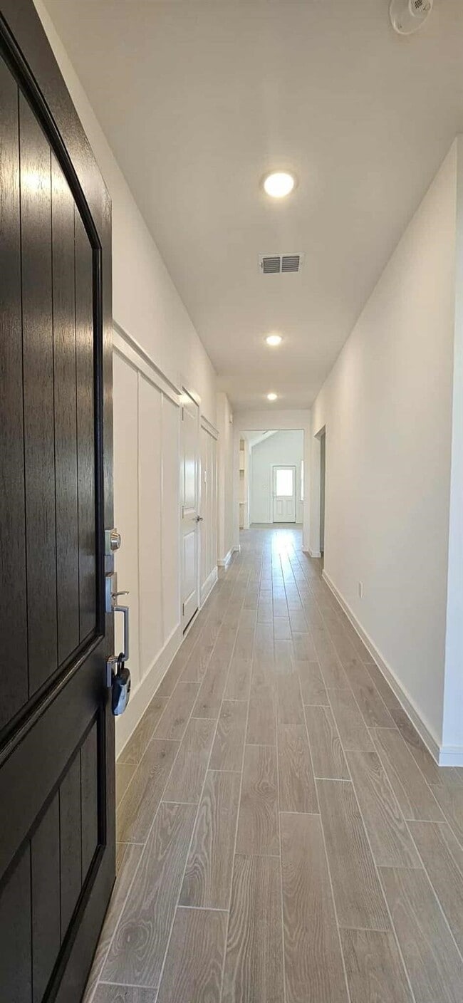 Building Photo - 8422 Bay Oaks Dr