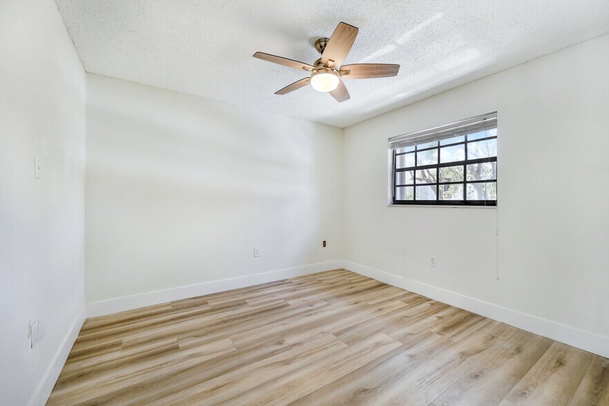 Building Photo - 3540 SW 17th St