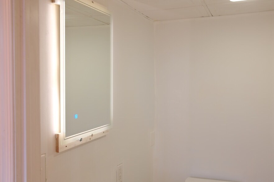 Building Photo - 1102 Lancaster Ave