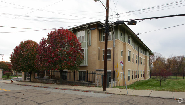 Building Photo - Silver Lake Commons