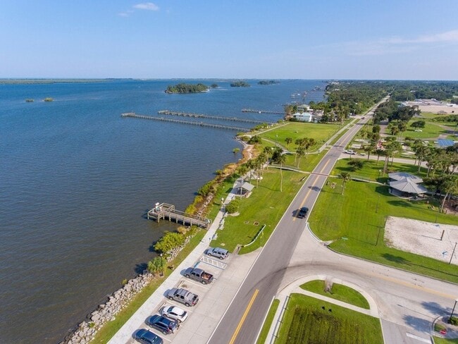 Building Photo - 962 Montrose Ave