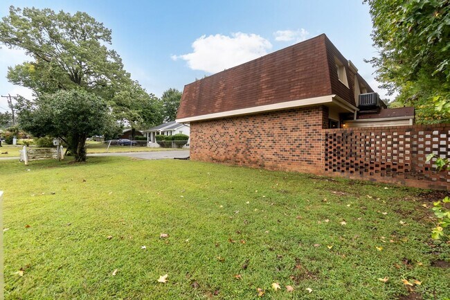 Building Photo - Two Bedroom End Unit Home!