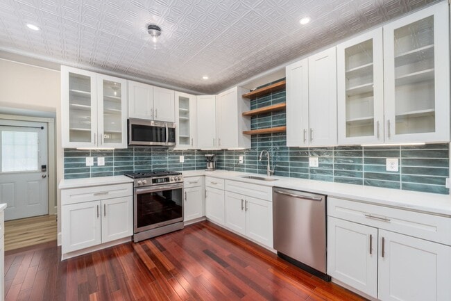 Building Photo - 3-Bedroom, 1.5 Bathroom Townhouse in Heart of Hampden