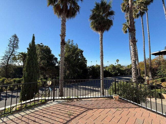 Building Photo - Ventura Hillside Beauty with 3 bedrooms, a...