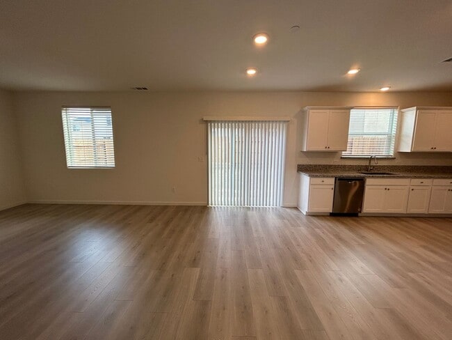 Building Photo - 5 Bedroom 4 Bathroom Home in The Quail Riv...