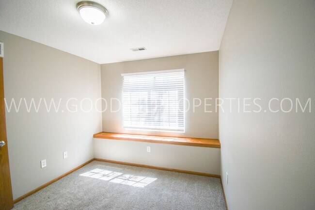 Building Photo - 3 bed 2.5 bath Single Family Home with fenced in yard in Urbandale within the Waukee School District