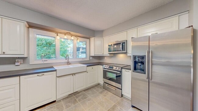 Building Photo - Spacious and Character-filled 5 BR 3 Bath ...