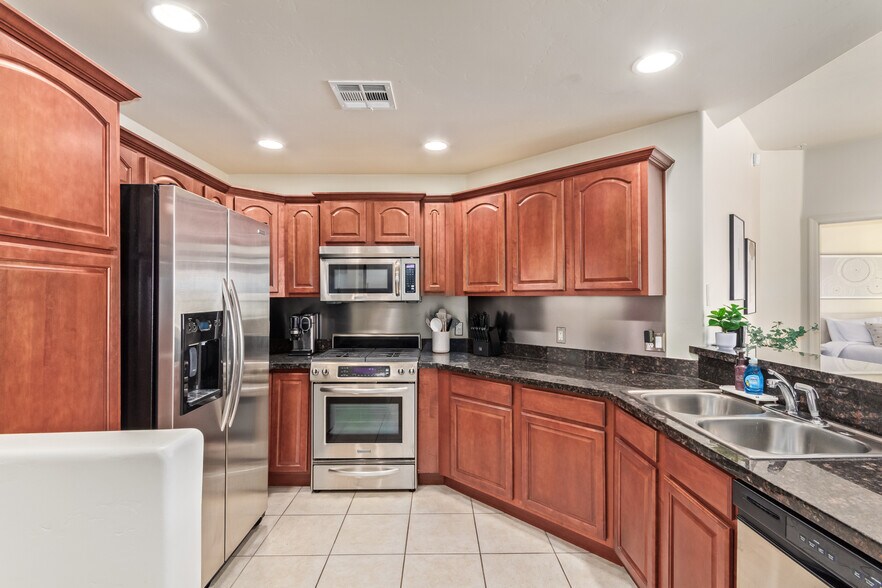 Building Photo - 5450 E Deer Valley Dr