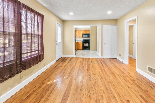 Building Photo - Charming 3Bedroom/2Bath