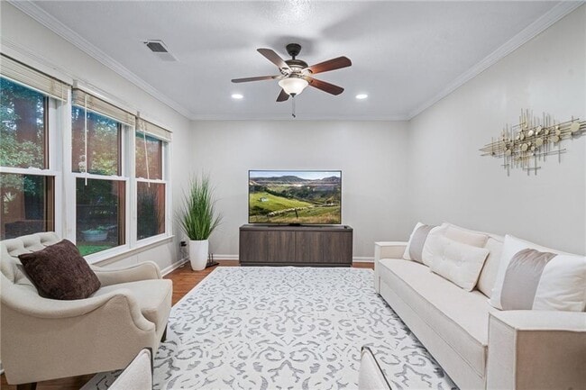 Building Photo - 10965 Pinehigh Dr