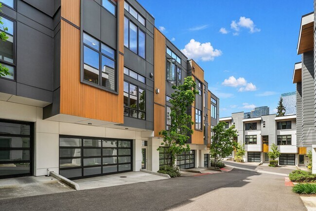 Building Photo - Fantastic Bellevue Townhouse with View...