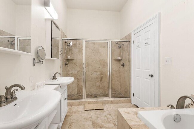 Building Photo - 1204 Carondelet St