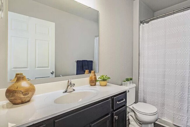 Building Photo - Wonderful Newer Condo for Lease