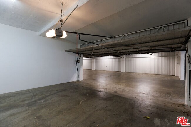 Building Photo - 14025 Riverside Dr