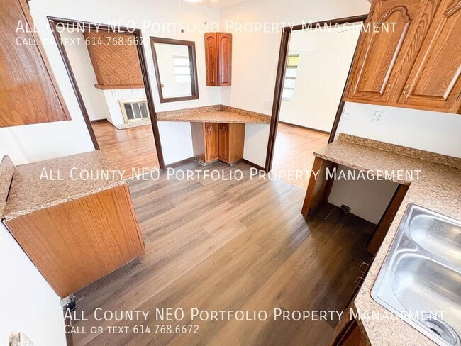 Building Photo - 400 S Highland Ave