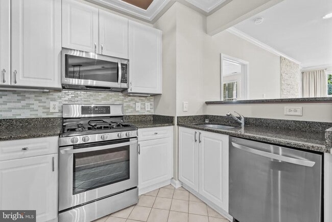 Building Photo - 4951 Brenman Park Dr