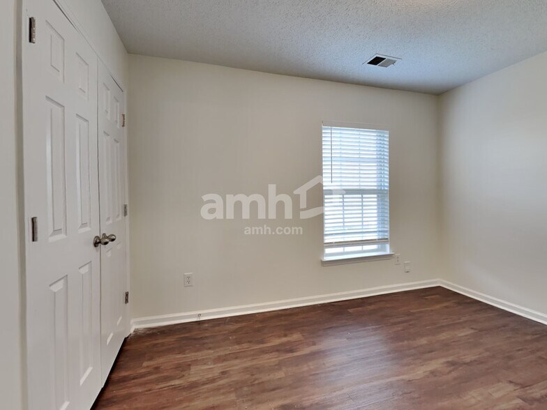 Building Photo - 3028 Crusades St