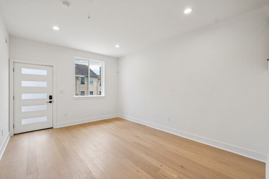 Building Photo - 1518 N Darien St
